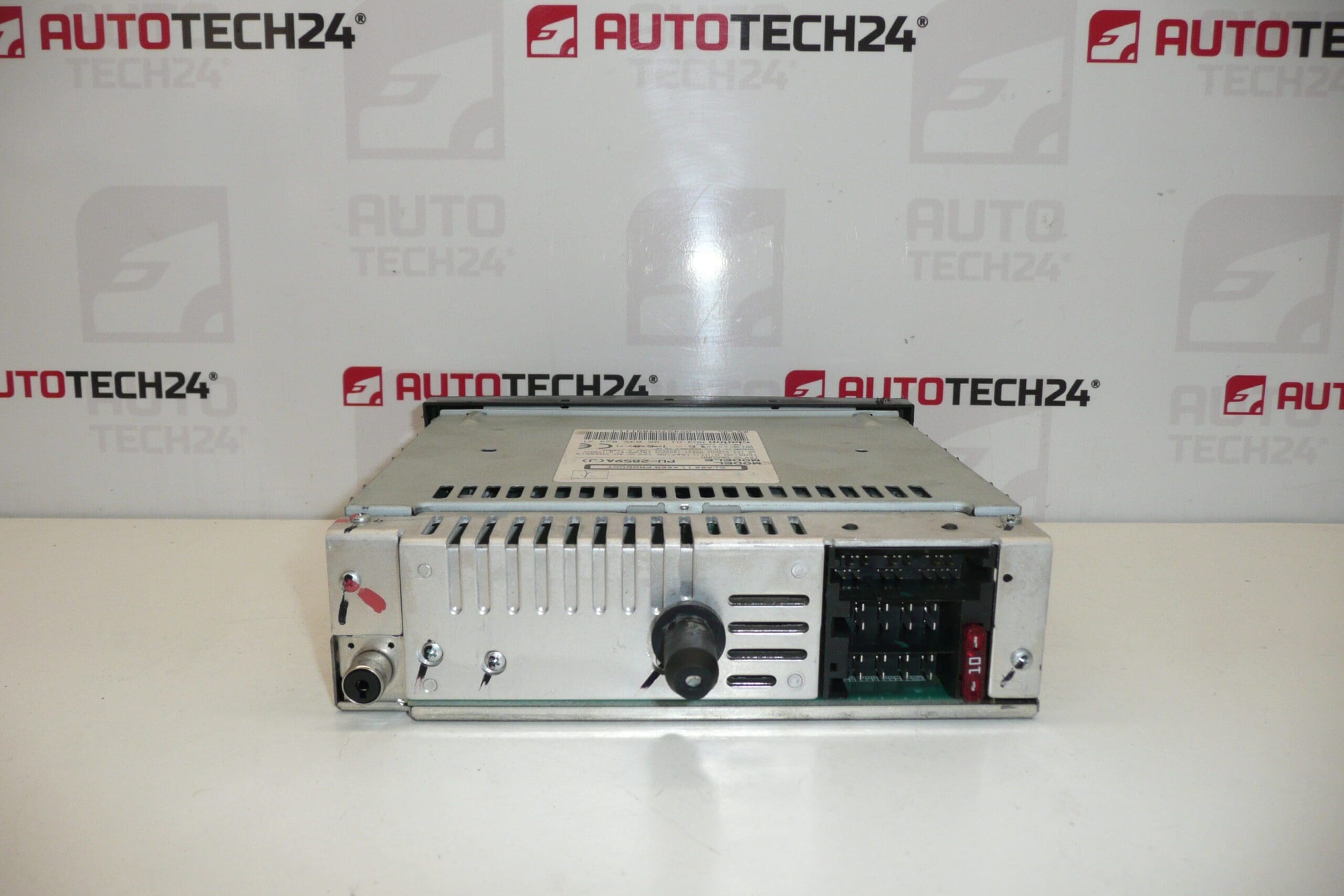 Radio samochodowe CLARION Citroën Peugeot 96635824XT - obrazek 2