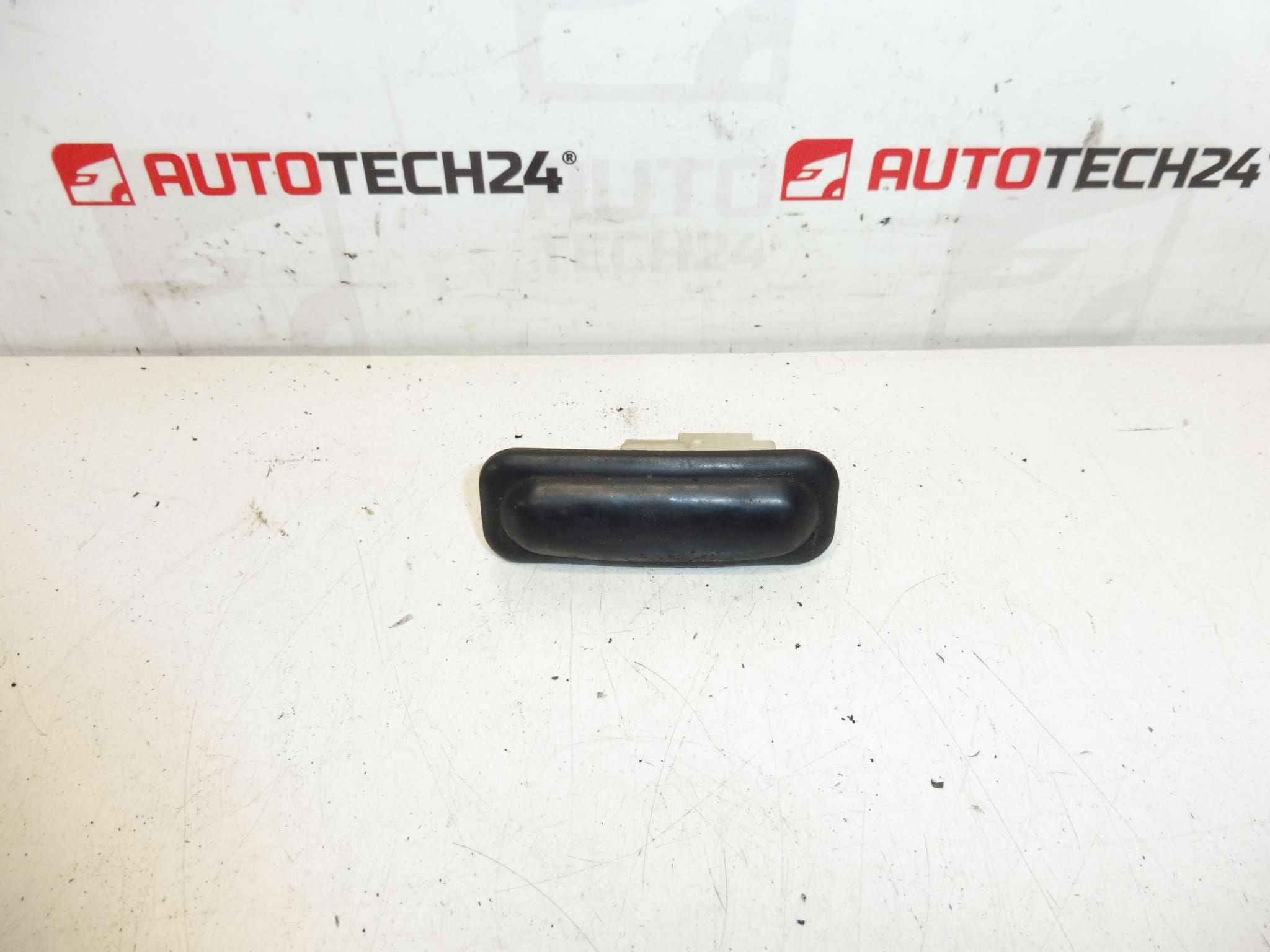 Sterowanie otwieraniem tylnej klapy Citroën DS 6490CN