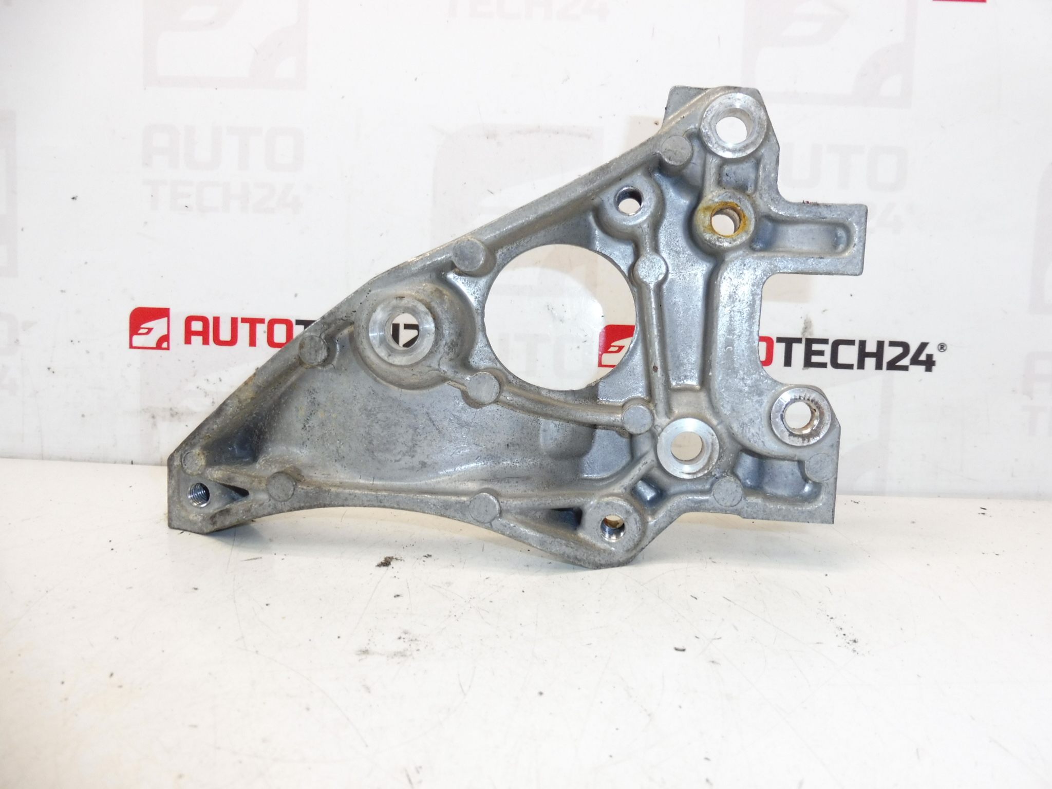 Uchwyt sprężarki klimatyzacji Citroën Peugeot 1.6 eHDI 9672950980 6453NS