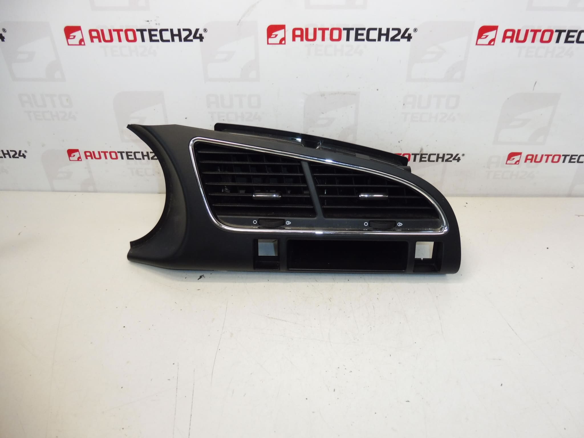 Panel środkowy Peugeot 3008 5008 823114