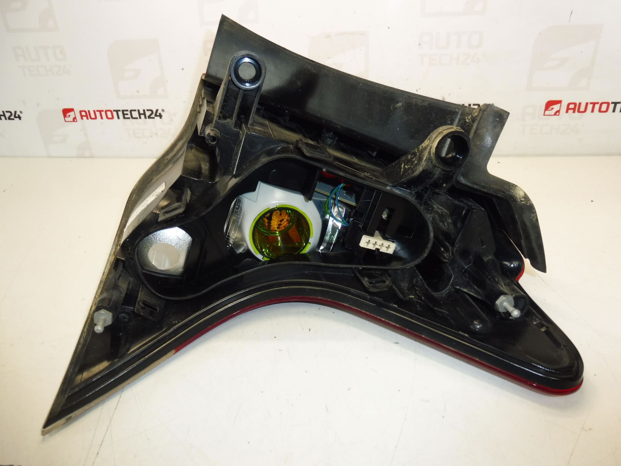 Reflektor tylny lewy Peugeot 3008 9805510580 - obrazek 2