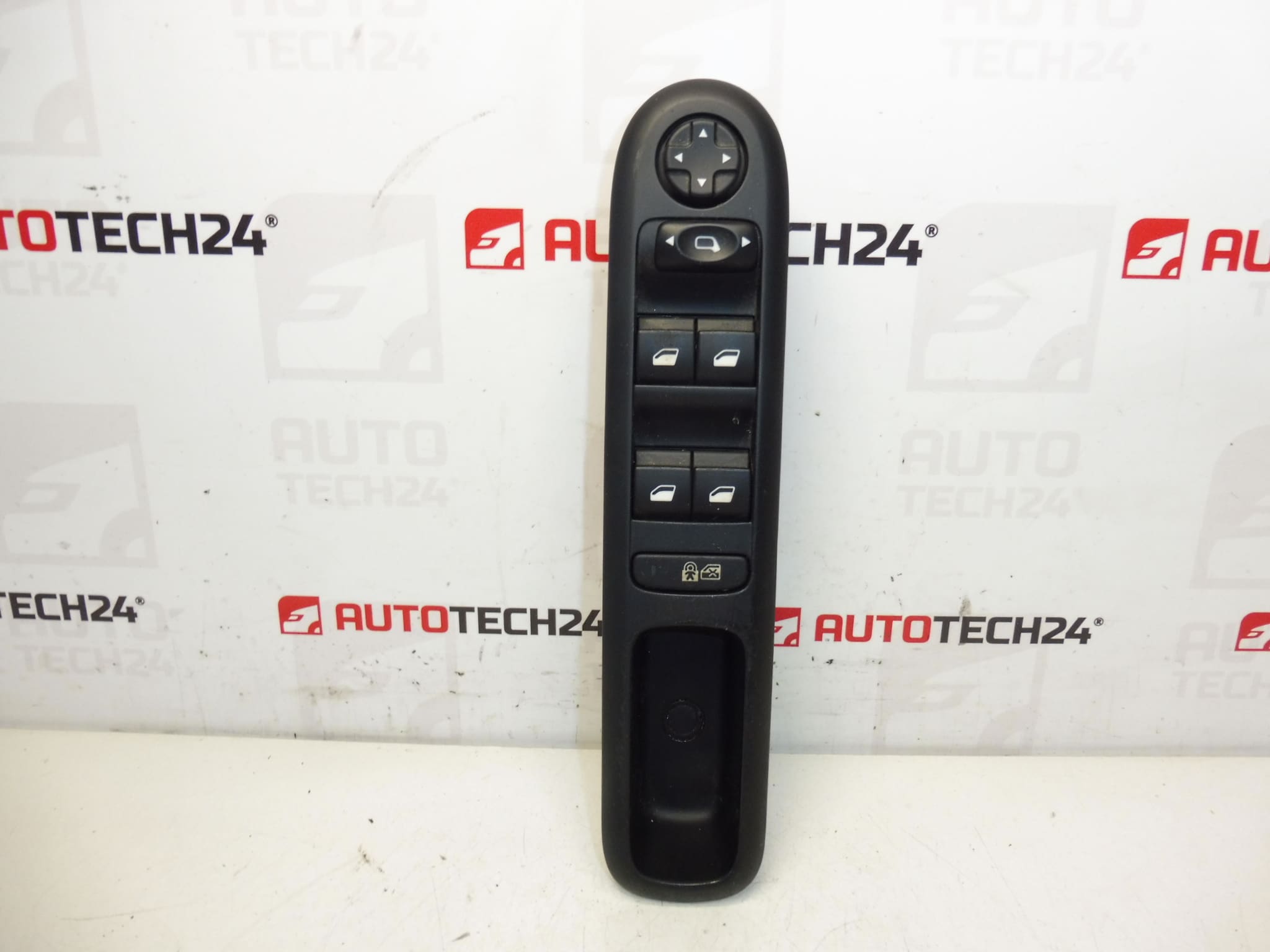 Sterowanie szybami i lusterkami Peugeot 3008 5008 96650620ZD 6490X5