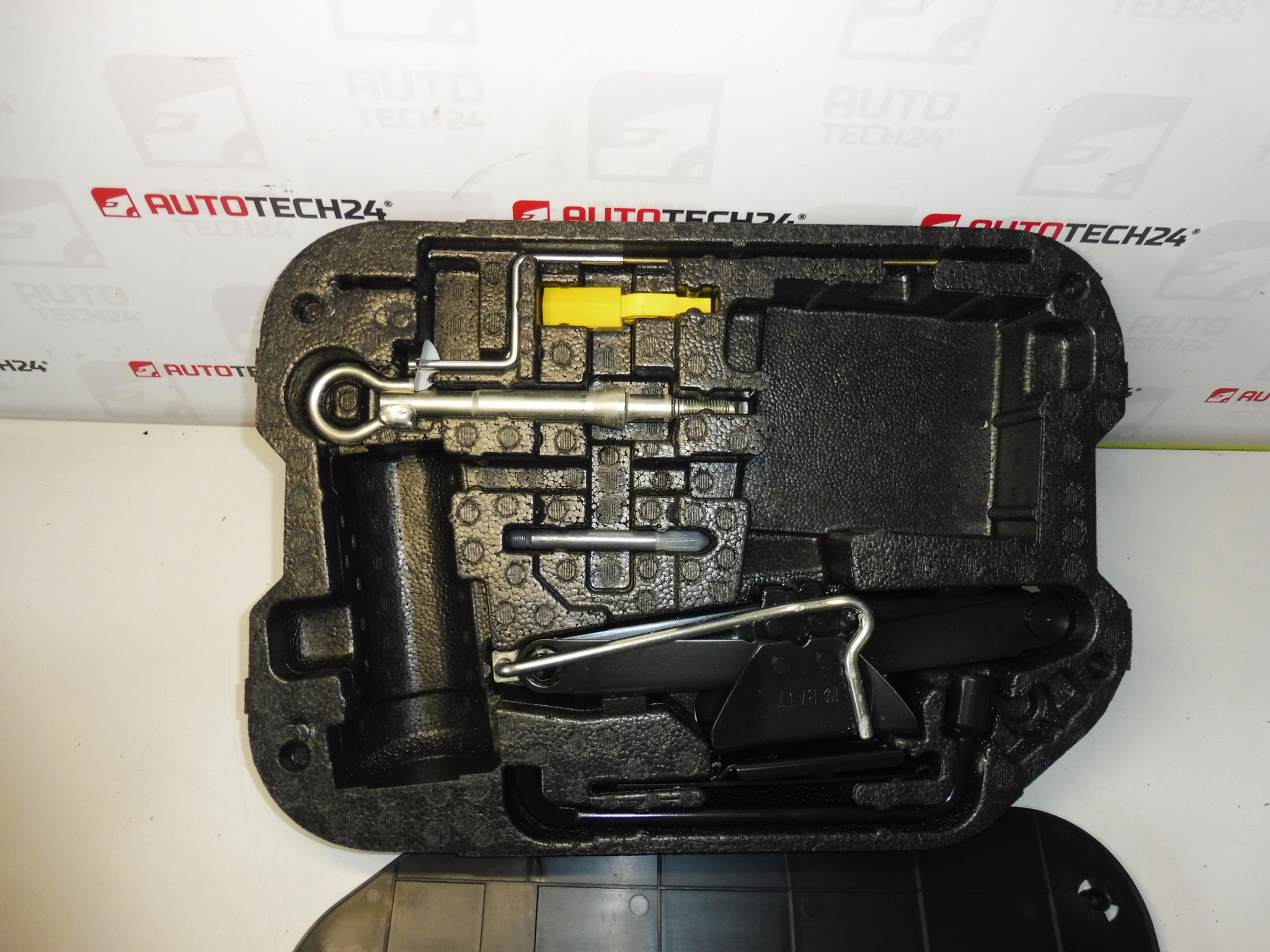 Zestaw narzędzi, lewarek, klucz, hak holowniczy Citroën C4 PICASSO 6736A7 674418 672594 671809 671739