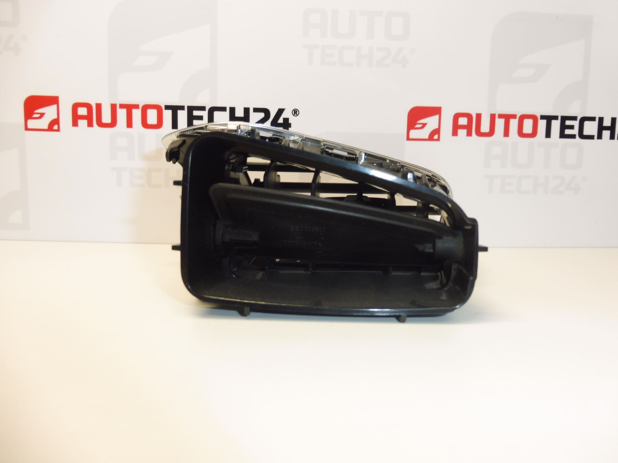 Kratka wentylacyjna lewa Citroen C4 II B7 i DS4 9671332377 8247S2 - obrazek 2