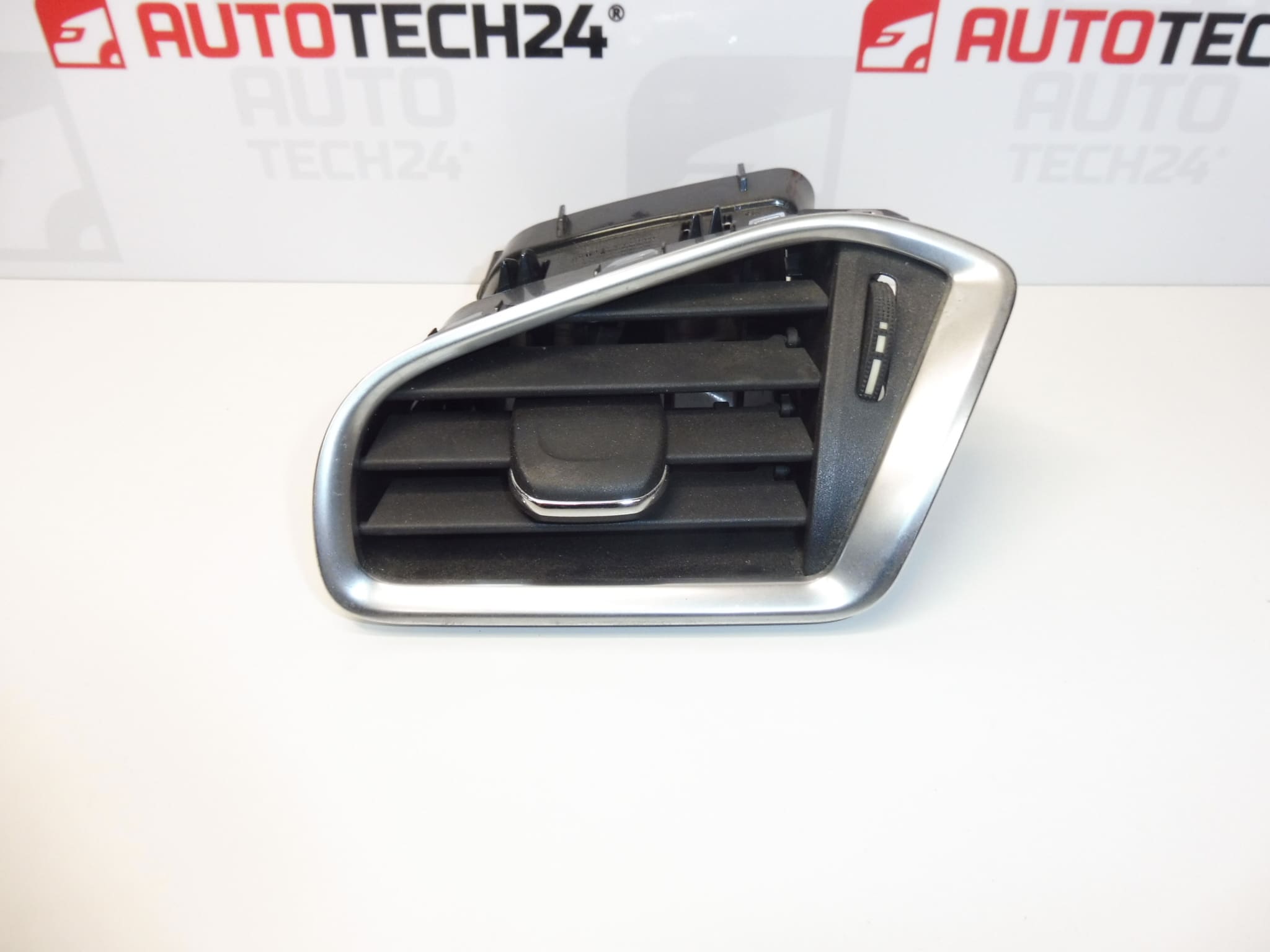Kratka wentylacyjna lewa Citroen C4 II B7 i DS4 9671332377 8247S2