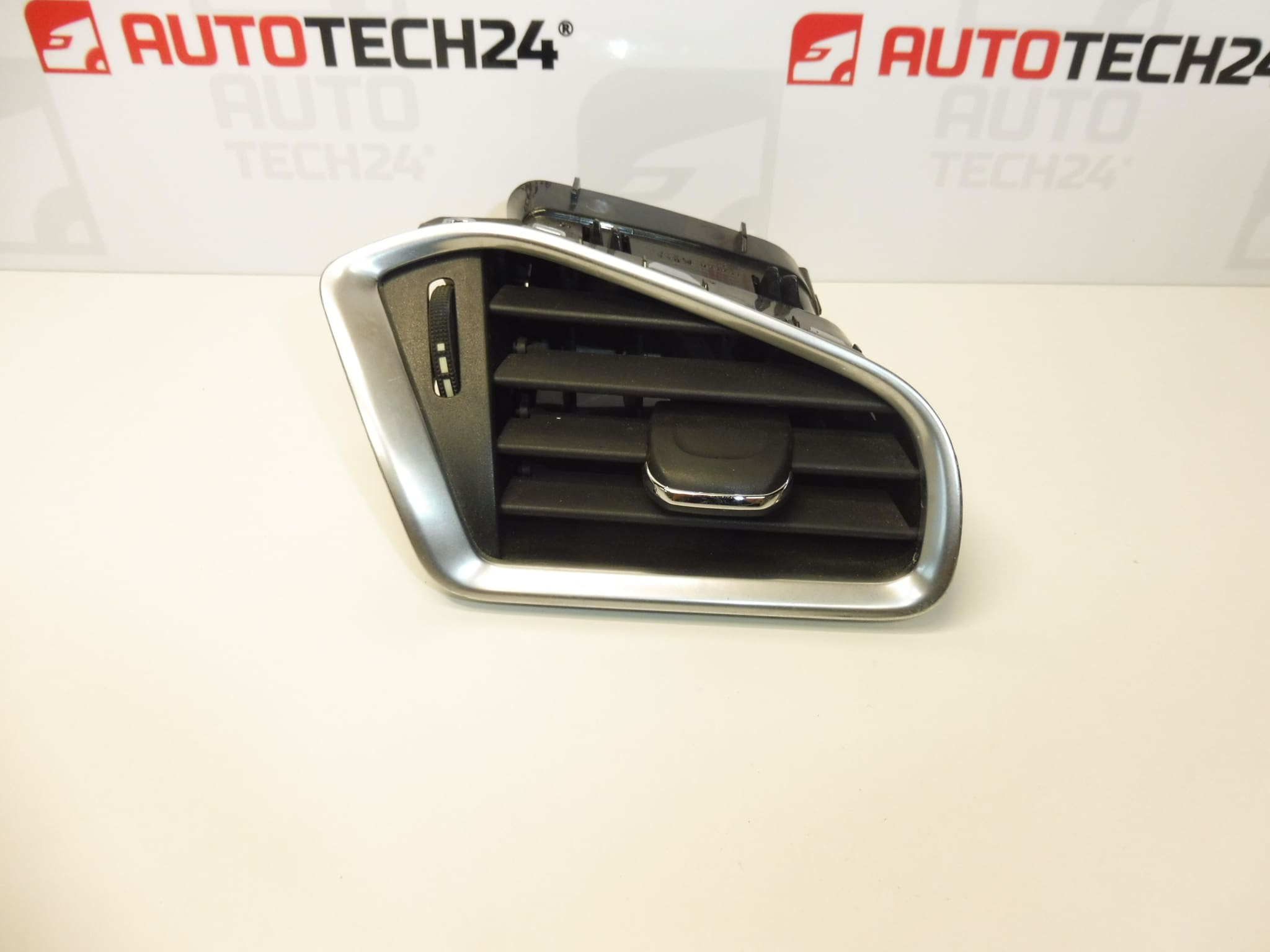 Kratka wentylacyjna prawa Citroen C4 II B7 i DS4 9671332277 8247S1