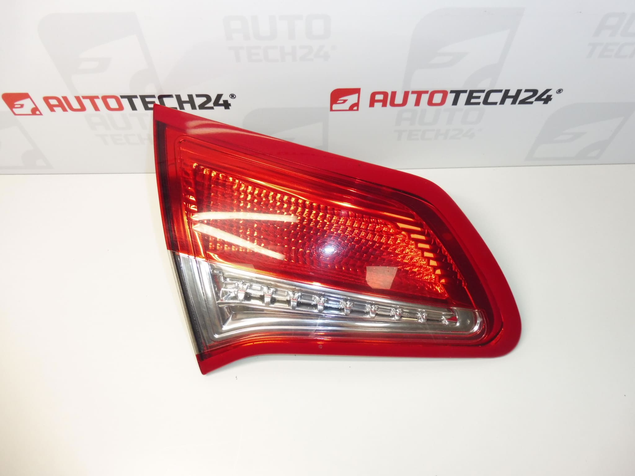 Ramka dekoracyjna lampy tylnej lewej Citroën C4 II 9672155880 7453E4