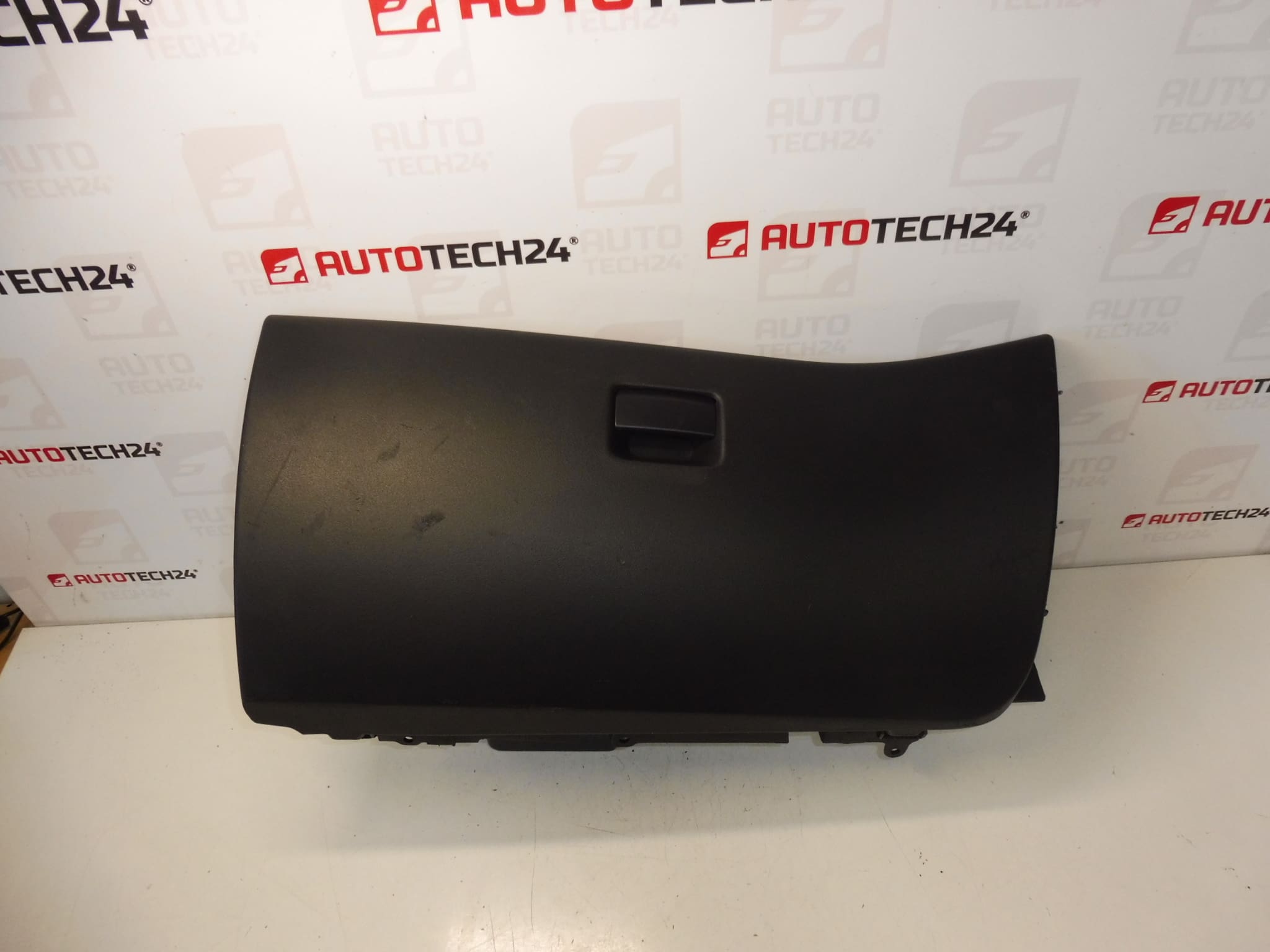 Schowek Citroën C4 Picasso 8218FH 8218FF 8226CY