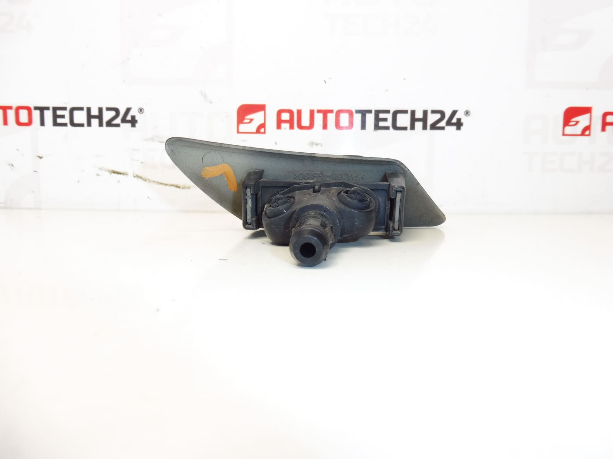 Dysza i zaślepka lewego spryskiwacza przedniego reflektora Peugeot 307 6438H2 6438H1