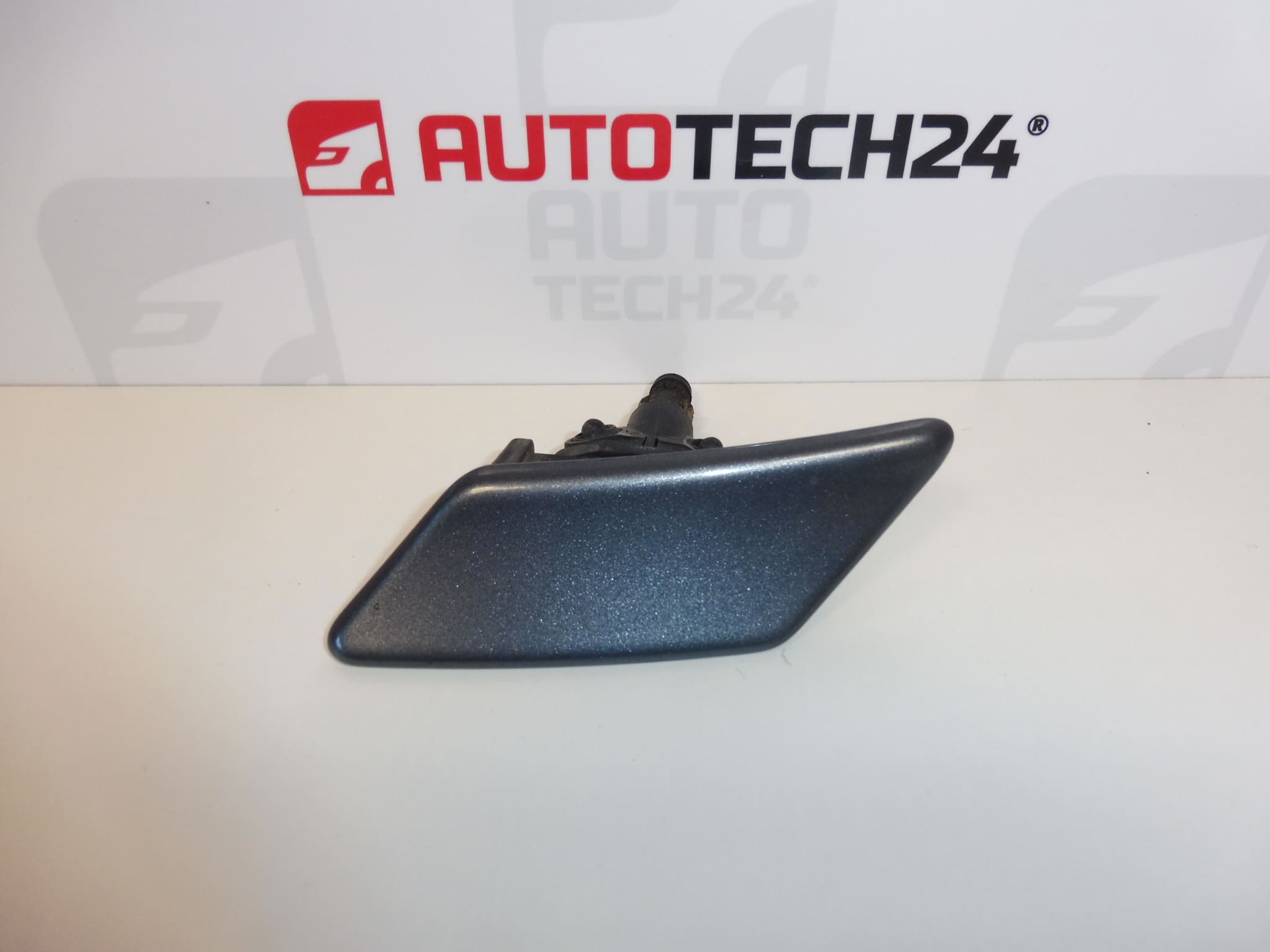 Dysza i zaślepka lewego spryskiwacza przedniego reflektora Peugeot 307 6438H2 6438H1