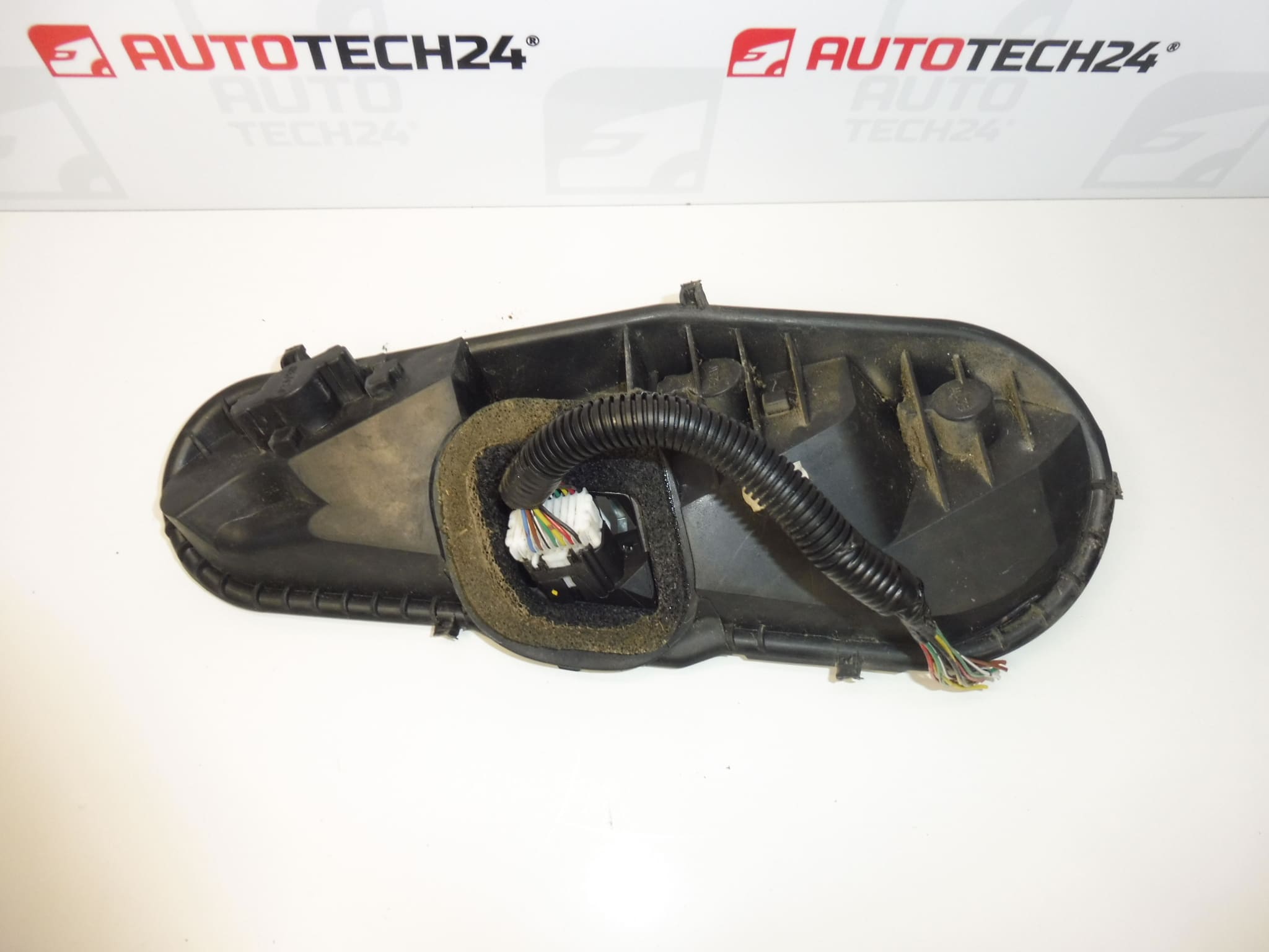 Oprawka żarówek lewej tylnej lampy Citroën C1 Peugeot 107 1607990980 - obrazek 2