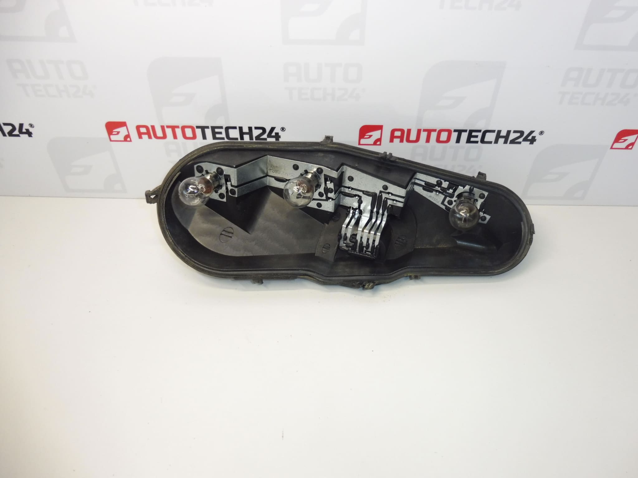 Oprawka żarówek lewej tylnej lampy Citroën C1 Peugeot 107 1607990980