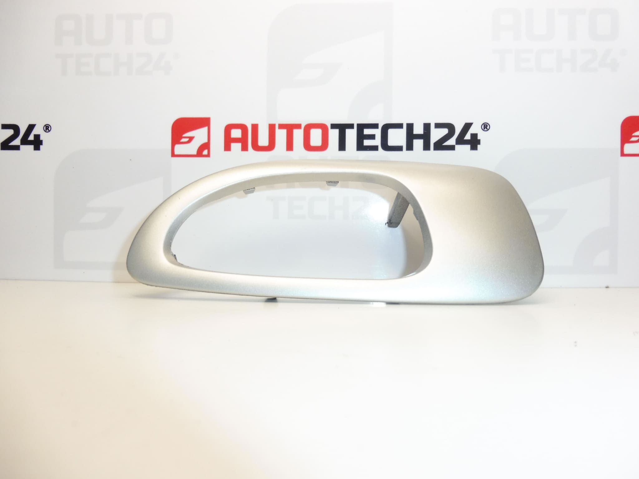 Osłona klamki wewnętrznej prawych tylnych drzwi Peugeot 307 9634769077 9119Y2