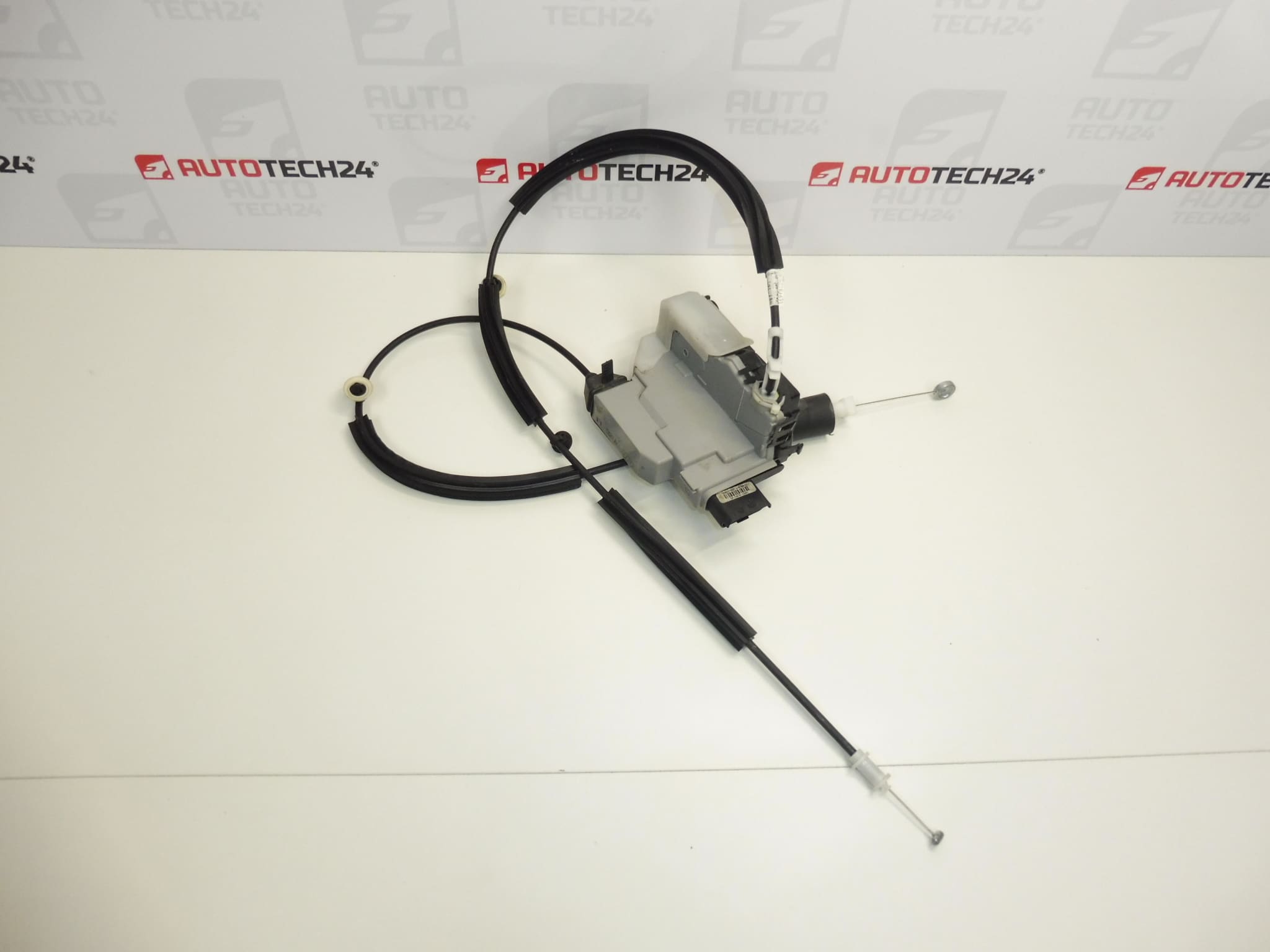 Zamek drzwi za kierowcą Citroën Peugeot 9824358680